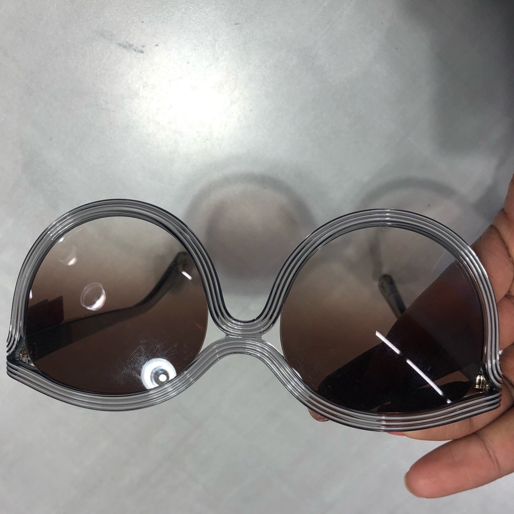 Very nice chloe sunglasses. Nice details